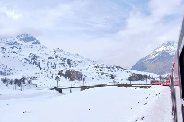 Μπερνίνα Ορεινό Πέρασμα Διάσημο Κόκκινο Τρένο Διασχίζει Λευκή Λίμνη Καταπληκτικό — Φωτογραφία Αρχείου