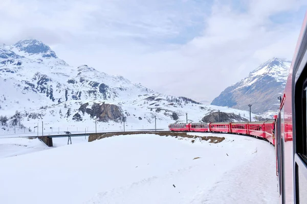 バーニナ山のパス 有名な赤い列車は白い湖を横断している スイスの土地の素晴らしい風景 有名な目的地や観光スポット スイスのベスト — ストック写真