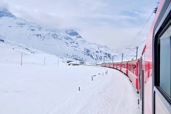 Bernina Bergpas Beroemde Rode Trein Steekt Het Witte Meer Verbazingwekkend — Stockfoto