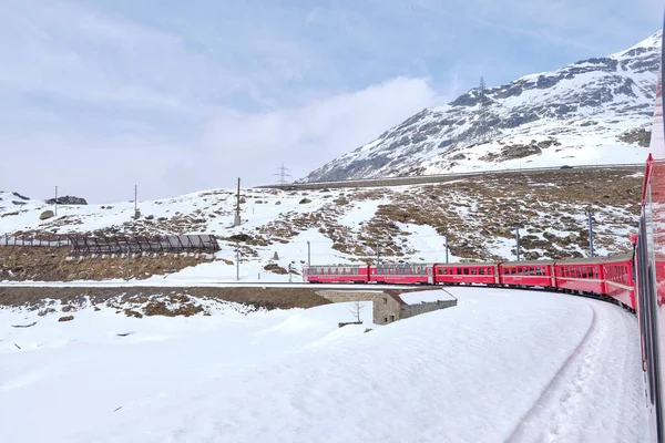Bernina Bergpas Beroemde Rode Trein Steekt Het Witte Meer Verbazingwekkend — Stockfoto