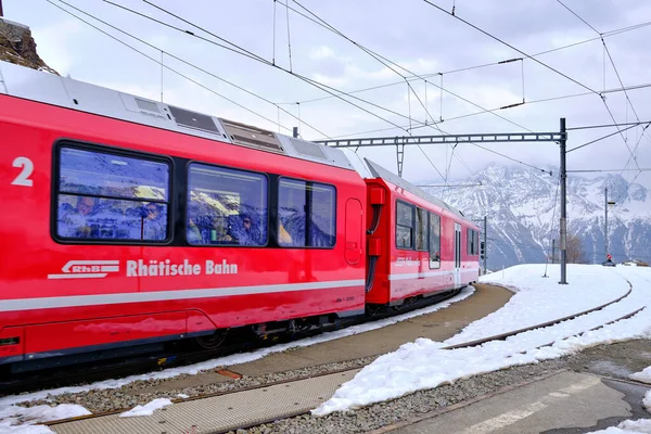 Bernina Express 'in ünlü İsviçre dağ treni mavi gökyüzünde İtalya ve İsviçre Alplerini geçti.