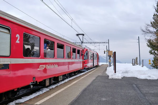 Bernina Express 'in ünlü İsviçre dağ treni mavi gökyüzünde İtalya ve İsviçre Alplerini geçti.