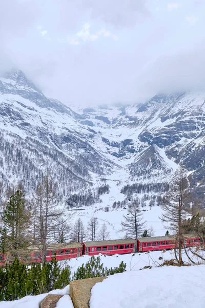 Kanton Graubunden Zwitserland Landschap Alp Grum Treinstation Bernina Express Tijdens — Stockfoto