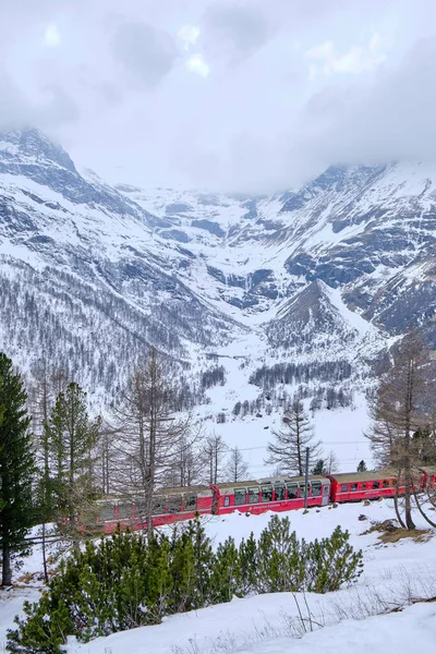 스위스 산길인 베르나 익스프레스는 하늘에 이탈리아와 스위스의 휘몰아치는 알프스를 횡단하였다 — 스톡 사진