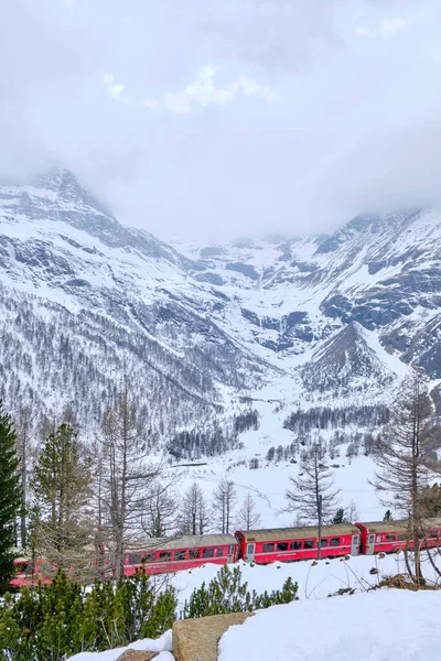Canton Graubunden Швейцарія Landscape Alp Grum Train Station Bernina Express — стокове фото