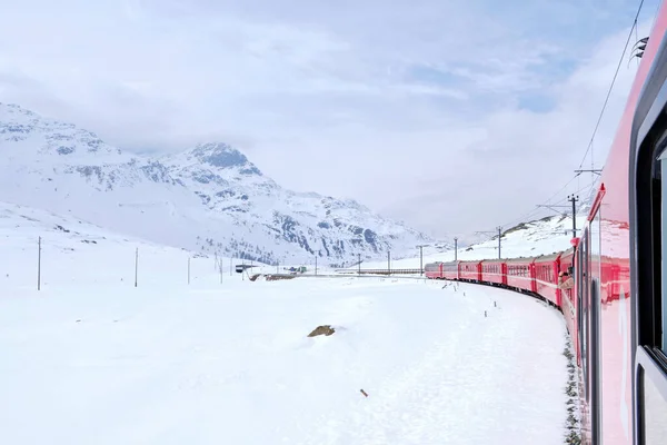 Berninapass Der Berühmte Rote Zug Überquert Den Weißen See Erstaunliche Stockbild