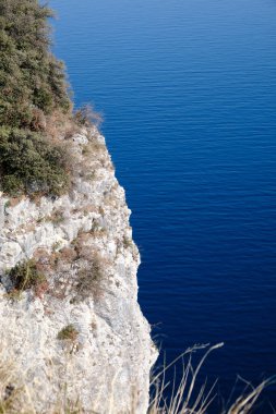 Gardone Riviera, İtalya: Gardone Riviera 'nın baharda Garda Gölü' ndeki manzarası. Gardone Riviera Kuzey İtalya 'da popüler bir tatil yeri..