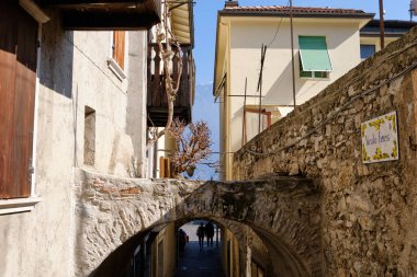 Güneşli bir günde Garda Gölü 'ndeki Limone del Garda kasabası manzarası. Brescia ili, Lombardia, İtalya.