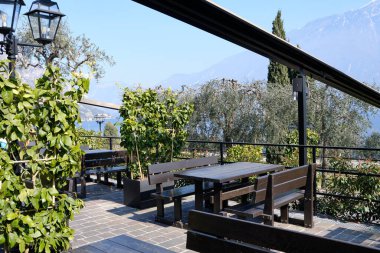 Güneşli bir günde Garda Gölü 'ndeki Limone del Garda kasabası manzarası. Brescia ili, Lombardia, İtalya.