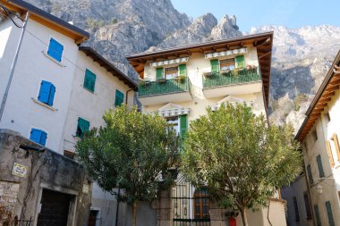 Güneşli bir günde Garda Gölü 'ndeki Limone del Garda kasabası manzarası. Brescia ili, Lombardia, İtalya.