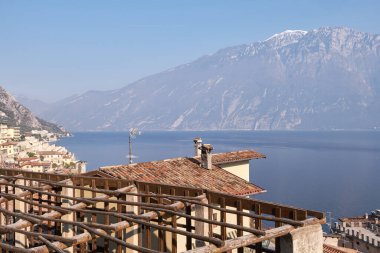 Güneşli bir günde Garda Gölü 'ndeki Limone del Garda kasabası manzarası. Brescia ili, Lombardia, İtalya.