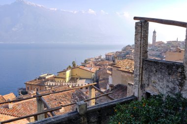 Güneşli bir günde Garda Gölü 'ndeki Limone del Garda kasabası manzarası. Brescia ili, Lombardia, İtalya.