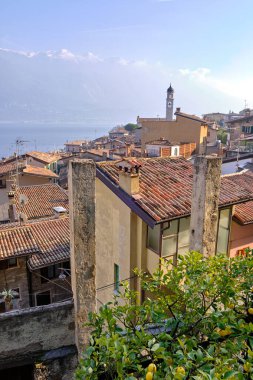 Güneşli bir günde Garda Gölü 'ndeki Limone del Garda kasabası manzarası. Brescia ili, Lombardia, İtalya.