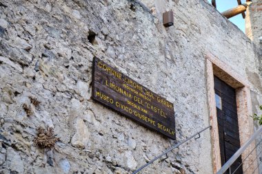 Güneşli bir günde Garda Gölü 'ndeki Limone del Garda kasabası manzarası. Brescia ili, Lombardia, İtalya.
