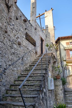 Güneşli bir günde Garda Gölü 'ndeki Limone del Garda kasabası manzarası. Brescia ili, Lombardia, İtalya.