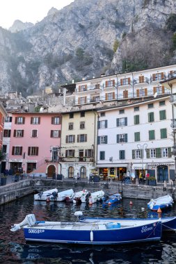 Güneşli bir günde Garda Gölü 'ndeki Limone del Garda kasabası manzarası. Brescia ili, Lombardia, İtalya.