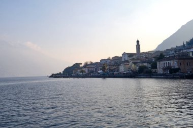 Güneşli bir günde Garda Gölü 'ndeki Limone del Garda kasabası manzarası. Brescia ili, Lombardia, İtalya.