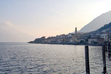 Güneşli bir günde Garda Gölü 'ndeki Limone del Garda kasabası manzarası. Brescia ili, Lombardia, İtalya.