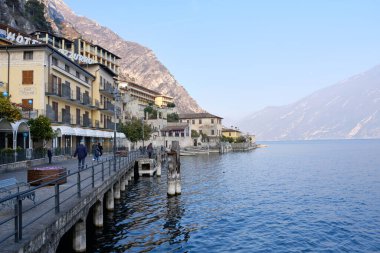 Güneşli bir günde Garda Gölü 'ndeki Limone del Garda kasabası manzarası. Brescia ili, Lombardia, İtalya.