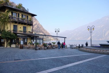 Güneşli bir günde Garda Gölü 'ndeki Limone del Garda kasabası manzarası. Brescia ili, Lombardia, İtalya.