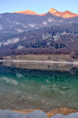 İlkbaharda Tenno Gölü, Trento, İtalya, Europa manzarası. Güneşli bir günde dağlarda turkuaz göl