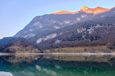 İlkbaharda Tenno Gölü, Trento, İtalya, Europa manzarası. Güneşli bir günde dağlarda turkuaz göl