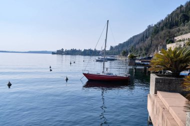 Gardone Riviera, İtalya: Gardone Riviera 'nın baharda Garda Gölü' ndeki manzarası. Gardone Riviera Kuzey İtalya 'da popüler bir tatil yeri..