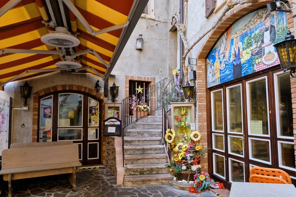 Güneşli bir günde Garda Gölü 'ndeki Limone del Garda kasabası manzarası. Brescia ili, Lombardia, İtalya.