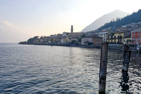 Güneşli bir günde Garda Gölü 'ndeki Limone del Garda kasabası manzarası. Brescia ili, Lombardia, İtalya.