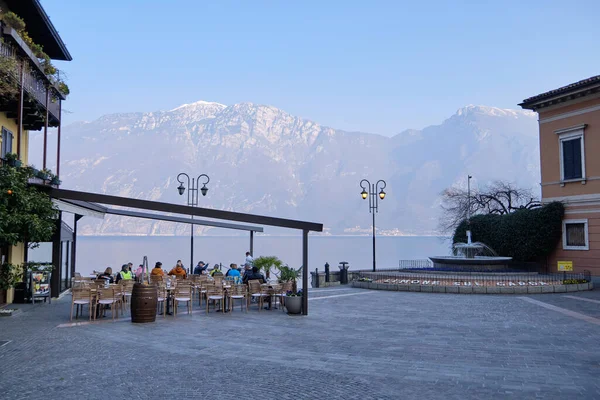 Güneşli bir günde Garda Gölü 'ndeki Limone del Garda kasabası manzarası. Brescia ili, Lombardia, İtalya.