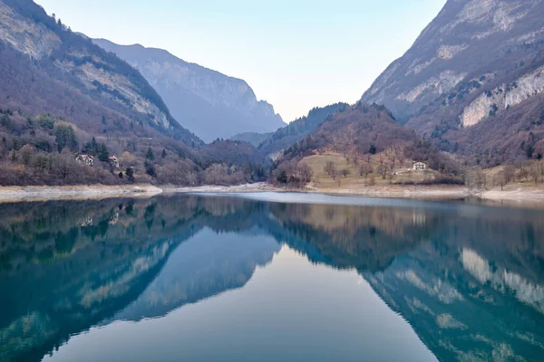 İlkbaharda Tenno Gölü, Trento, İtalya, Europa manzarası. Güneşli bir günde dağlarda turkuaz göl