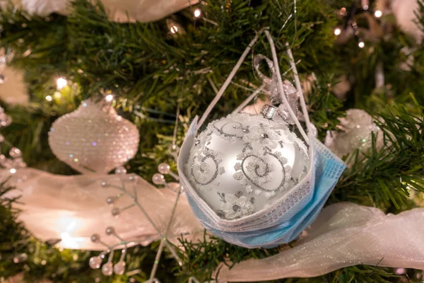 2020年12月 ミラノ コヴィト19パンデミック時のクリスマスツリー装飾 フェイスマスク付 — ストック写真