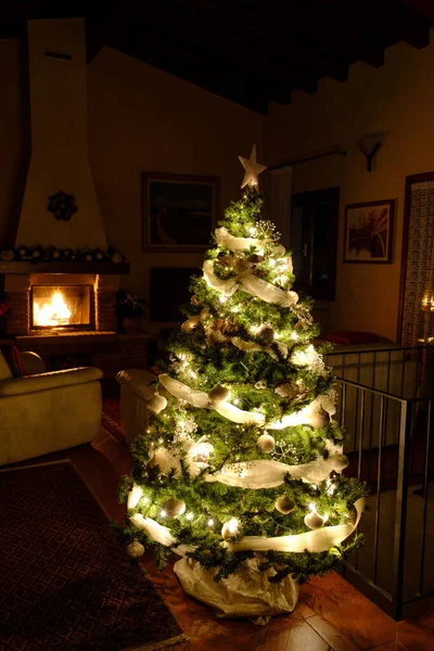 Dezembro 2020 Uma Árvore Natal Iluminada Com Chaminé Fundo — Fotografia de Stock