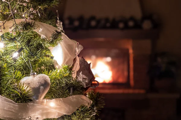 Diciembre 2020 Milán Italia Árbol Navidad Iluminado Con Chimenea Fondo —  Fotos de Stock