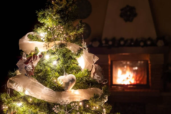 Dezember 2020 Mailand Italien Ein Beleuchteter Weihnachtsbaum Mit Schornstein Hintergrund — Stockfoto
