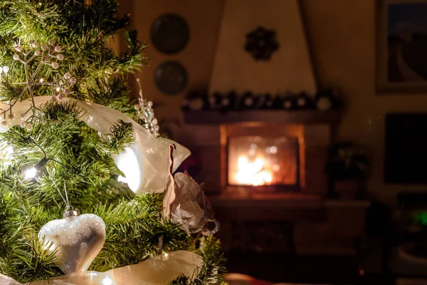 Diciembre 2020 Milán Italia Árbol Navidad Iluminado Con Chimenea Fondo —  Fotos de Stock