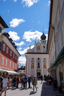 İtalya 'nın Val Pusteria kentindeki San Candido (Innichen) tarihi merkezinde San Michele Kilisesi