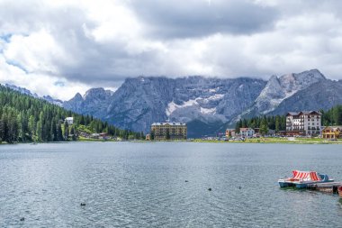 Misurina Gölü sakin sularda. Muhteşem Dolomitler Alp Dağları, İtalya, Ulusal Park Tre Cime di Lavaredo.