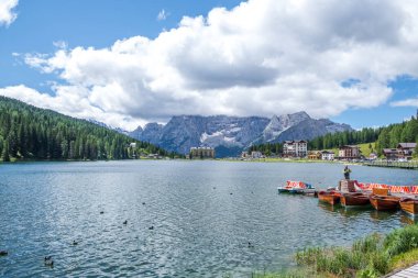 Misurina Gölü sakin sularda. Muhteşem Dolomitler Alp Dağları, İtalya, Ulusal Park Tre Cime di Lavaredo.