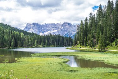 Misurina Gölü sakin sularda. Muhteşem Dolomitler Alp Dağları, İtalya, Ulusal Park Tre Cime di Lavaredo.