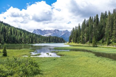 Misurina Gölü sakin sularda. Muhteşem Dolomitler Alp Dağları, İtalya, Ulusal Park Tre Cime di Lavaredo.