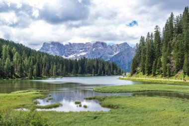 Misurina Gölü sakin sularda. Muhteşem Dolomitler Alp Dağları, İtalya, Ulusal Park Tre Cime di Lavaredo.