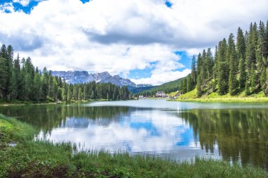 Misurina Gölü sakin sularda. Muhteşem Dolomitler Alp Dağları, İtalya, Ulusal Park Tre Cime di Lavaredo.