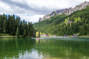 Misurina Gölü sakin sularda. Muhteşem Dolomitler Alp Dağları, İtalya, Ulusal Park Tre Cime di Lavaredo.