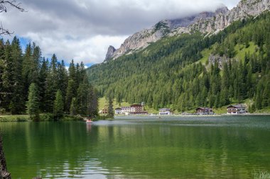 Misurina Gölü sakin sularda. Muhteşem Dolomitler Alp Dağları, İtalya, Ulusal Park Tre Cime di Lavaredo.