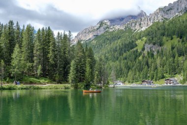 Misurina Gölü sakin sularda. Muhteşem Dolomitler Alp Dağları, İtalya, Ulusal Park Tre Cime di Lavaredo.