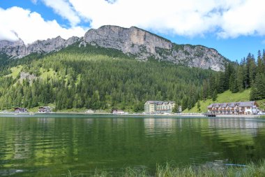 Misurina Gölü sakin sularda. Muhteşem Dolomitler Alp Dağları, İtalya, Ulusal Park Tre Cime di Lavaredo.
