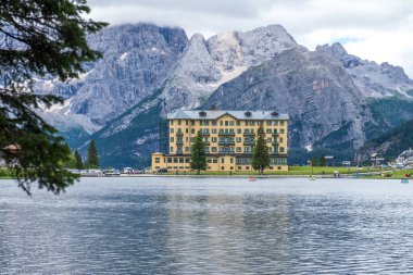 Misurina Gölü sakin sularda. Muhteşem Dolomitler Alp Dağları, İtalya, Ulusal Park Tre Cime di Lavaredo.