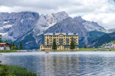 Misurina Gölü sakin sularda. Muhteşem Dolomitler Alp Dağları, İtalya, Ulusal Park Tre Cime di Lavaredo.