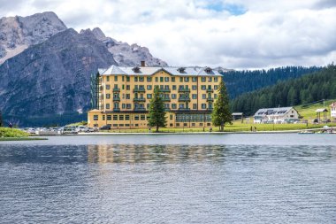 Misurina Gölü sakin sularda. Muhteşem Dolomitler Alp Dağları, İtalya, Ulusal Park Tre Cime di Lavaredo.